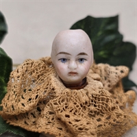 Dukke-hoved-blonde-om-halsen-paa-fod-vintage-porcelaenshoved